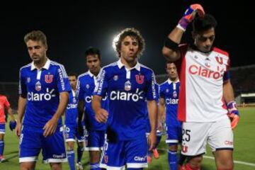 Los jugadores de Universidad de Chile se retiran del terreno de juego tras ser derrotados por Unión Española
