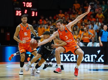 Reuvers y Jovic pugnan con un jugador del Hamburgo.