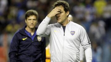 Boca Junior's team coach Guillermo Barros Schelotto gestures during the Argentina First Division Superliga football match against Defensa y Justicia at La Bombonera stadium in Buenos Aires, on April 7, 2018.
/ AFP PHOTO / ALBERTO RAGGIO