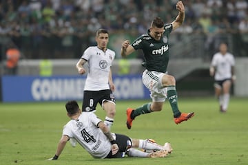 BRA58. SAO PAULO (BRASIL), 03/10/2018.- El jugador Moisés (d) de Palmeiras disputa un balón con Matias Zaldivia (abajo) Colo Colo hoy, miércoles 3 de octubre de 2018, durante un partido de cuartos de final de la Copa Libertadores, en el estadio Allianz Parque de la ciudad de Sao Paulo (Brasil). EFE/Sebastião Moreira