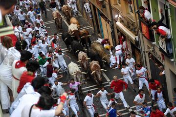 Este 7 de julio ser¨¢n los toros de la ganader¨ªa N¨²?ez del Cuvillo los que recorran las calles de la capital navarra. De esta forma comienza as¨ª el primero de los ocho encierros de las fiestas.