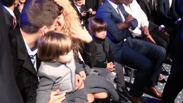 Piqué, en plan padrazo, y su acaramelado beso con Shakira