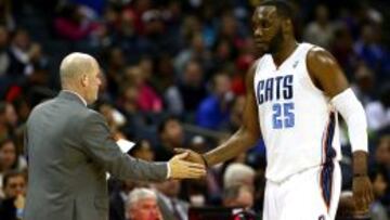 Al Jefferson, felicitado por Steve Clifford.