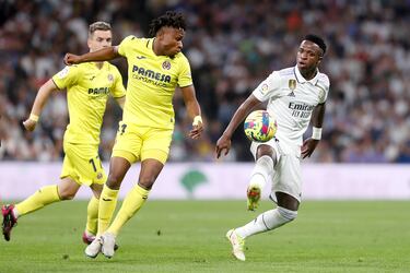 Chukwueze y Vinicius pelean por el control de la pelota.