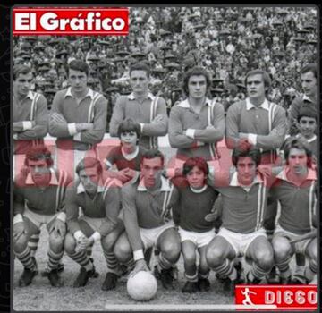 Cuando Diego y Claudio fueron alcanza pelotas en Argentinos Juniors en 1972. En la foto también están con grandes jugadores como Rafael Zuviría y José Pekerman
