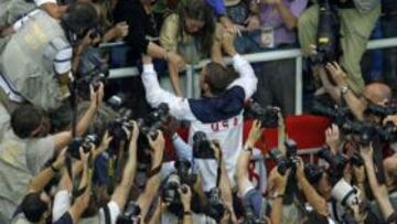 <b>EL MÁS BUSCADO.</b> Miles de periodistas querían la instantánea del hombre que acababa de hacer historia.