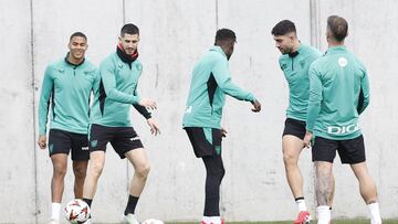 LEZAMA (BIZKAIA), 04/03/2025.- Oihan Sancet (2i) golpea un balón durante el entrenamiento con el que el Athletic de Bilbao ha comenzado este martes a preparar el partido de Liga Europa del próximo jueves ante la Roma, choque de ida de octavos de final. EFE/ Miguel Toña