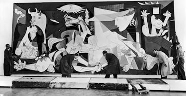 Tras la barbarie sucedida en Guernica, el director general de Bellas Artes, Max Aub, a petición del Gobierno de la Segunda República, le encargó a Pablo Picasso una obra para ser expuesta en el pabellón de España de la Expo de París con el objeto de llamar la atención a la causa republicana en plena Guerra Civil española. Picasso, conmovido por los horrores de la guerra pintó su cuadro más famoso entre los meses de mayo y junio de 1937. Es una de las obras de arte más importantes del siglo XX y un auténtico icono, símbolo y representación del sufrimiento que las guerras provocan.