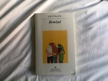 Acaba de editarse pero ésta de Juan Tallón será una de las novelas del a?o. Profunda, honda, fantásticamente bien escrita. 'Rewind' también es de esos libros que te atrapan desde la primera página y ya no te sueltan, hasta el final. Un libro sobre la juventud, el dolor, la pérdida, la familia y el amor. Un piso que salta por los aires en Lyon un viernes por la noche contado desde diferentes puntos de vista para conformar una historia que se te anuda a las tripas.