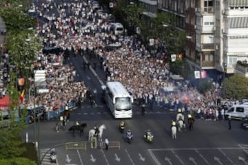 Espectacular recibimiento de la afición al autobús del Real Madrid