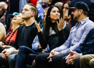 A.J. Hawk y Aaron Rodgers, de Green Bay Packers (NFL), y Olivia Munn, novia del segundo.