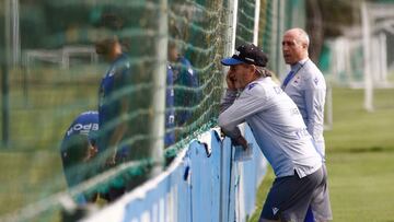 Anquela, observando el entrenamiento del Deportivo.