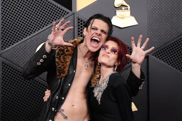 Sharon Osbourne y Yungblud posan en la alfombra roja.