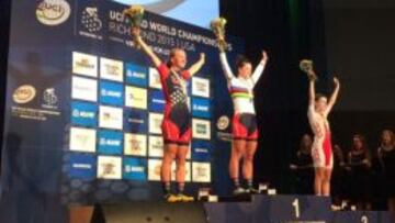 Emma White (izquierda), Chloe Dygert (centro) y Agnieszka Skalniak (derecha), en el podio de la prueba en ruta en categoría júnior en los Mundiales de Richmond.