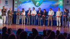 Vicente Jiménez (izquierda), aplaude a los responsables de las asociaciones que participarán en el Dis-Friendly Relay Marathon de la Zurich Rock’n’Roll Running Series Madrid 2024.