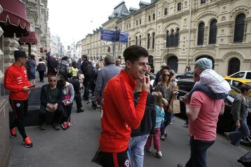 El seleccionado chileno Angelo Sagal posa en la Plaza Roja en Moscu, Rusia.