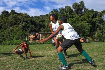 Robert Malengreau, fundador de la ONG UmRio, imparte clases de rugby a los jóvenes de la favela de Morro do Castro, en Niteroi, Río de Janeiro. Apoyando así a los más pequeños de las comunidades afectadas por el crimen y la violencia, para que puedan acceder a nuevas oportunidades.