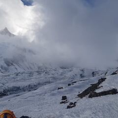 Álex Txikon alcanza el campo 2 del Manaslu invernal