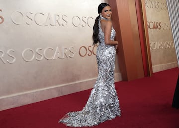 Mindy Kaling posa en la alfombra roja del Dolby Theatre.