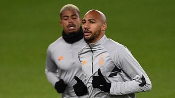 Galatasaray&#039;s French midfielder Steven N&#039;zonzi (R) and Gabonese midfielder Mario Lemina (L) warm up during a training session at the Parc des Princes stadium in Paris on December 10, 2019 on the eve of the UEFA Champions League Group A football 
