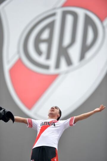 Un seguidor del River Plate anima a su equipo ante Boca Juniors.