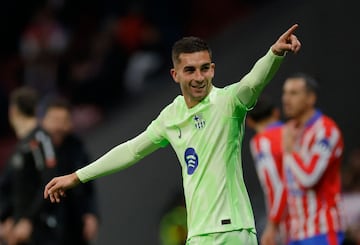 2-2. Ferran Torres celebra el tanto que iguala el partido en el marcador.