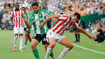 Fornals intenta quitarle un balón a Vivian durante el Betis-Athletic.