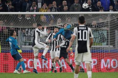 Cristiano Ronaldo thanks the Juventus fans for their ovation