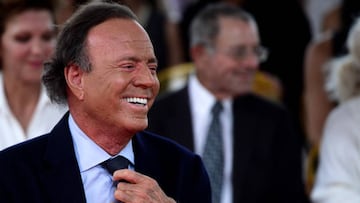 Julio Iglesias podr&iacute;a cantar en el Santiago Bernab&eacute;u del Real Madrid en 2018