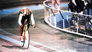 <b>RÉCORD OLÍMPICO.</b> José Manuel Moreno rueda sobre el velódromo camino de su medalla de oro en el kilómetro contrarreloj. Comenzó con prudencia y en la primera vuelta tenía sólo el sexto mejor tiempo. A mitad de carrera ya era el mejor y al final terminó en un tiempo de 1:03.342, récord olímpico. El anterior databa de 1968.