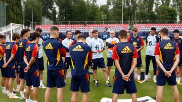 Santi Denia da una charla al inicio del entrenamiento de la Sub-21.