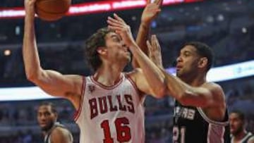Pau Gasol lanza ante Tim Duncan.