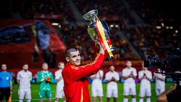 Álvaro Morata ofrece el trofeo de campeones de la Eurocopa antes del partido de Nations League contra Dinamarca.