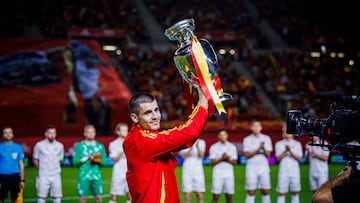 Álvaro Morata ofrece el trofeo de campeones de la Eurocopa antes del partido de Nations League contra Dinamarca.