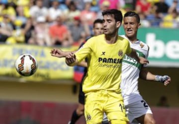 El centrocampista del Villarreal Manuel Trigueros (primer término) y el centrocampista croata del Elche Mario Pasalic