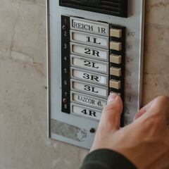 El aviso de la Policía Nacional si llaman a tu timbre para la venta 'puerta a puerta'