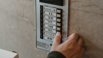 El aviso de la Policía Nacional si llaman a tu timbre para la venta 'puerta a puerta'