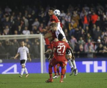 Mustafi entre dos jugadores del Lyon. 