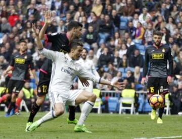 Cristiano Ronaldo pidió penalti de Aarón por esta acción.