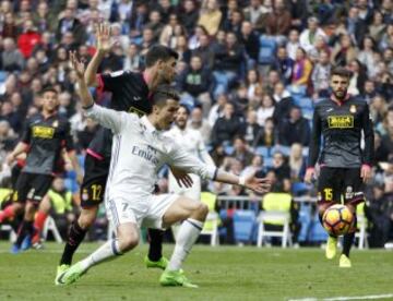 Cristiano Ronaldo pidió penalti de Aarón por esta acción. 