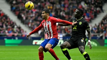 Lopy con el jugador del Atlético Ángel Correa.