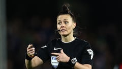 Rebecca Welch se encargó de llevar el Fulham - Burnley en la jornada 18 dentro de Premier League y se convirtió en la primera mujer en hacerlo.