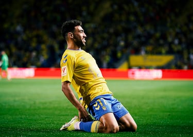 '23' do fecano, nascido em Elsstoral, mas com nacionalidade marroquina, chamando o caminho assim em Barcelona. Depois de ir para Klaugu Blub Klub, Alaves, Sevilla, GABA CF e Las Palmas passaram em Valencia.