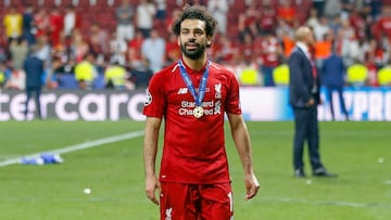 Salah celebra la Champions League en el césped del Wanda Metropolitano.