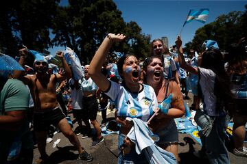 Aficionados argentinos celebran el gol de Ángel di María, que puso el 2-0 en el marcador.