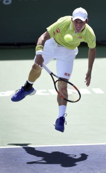 Kei Nishikori sirve al español Fernando Verdasco en Indian Wells.