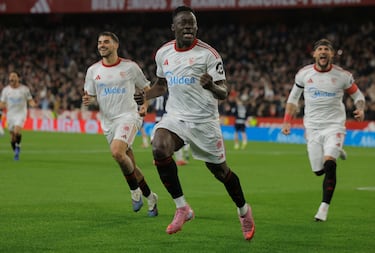 Nuevo tanto decisivo para darle tres puntos a su equipo. Los once metros son su distancia ideal. Un auténtico especialista de lanzar penaltis, el mejor refuerzo invernal del equipo sevillista.