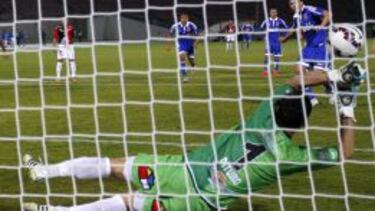 Matías Dituro tapa el penal a Gustavo Canales.