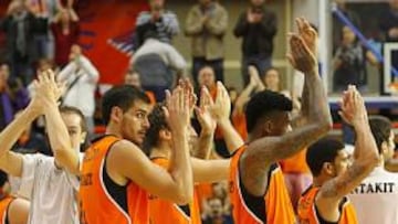 <b>APLAUSO. </b>El Fuenla de Poch saluda al público tras un partido.