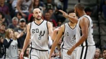 Diaw celebra una acción con Ginóbili.